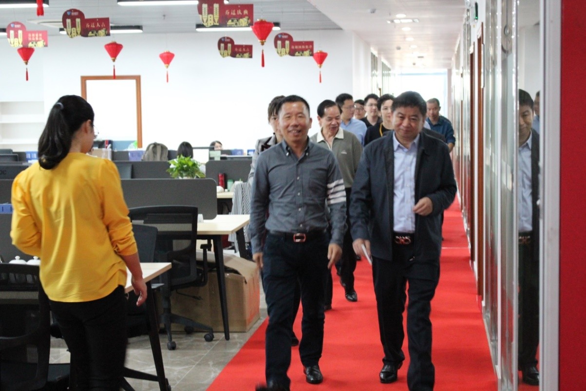 南山區(qū)政府領導蒞臨我司參觀指導