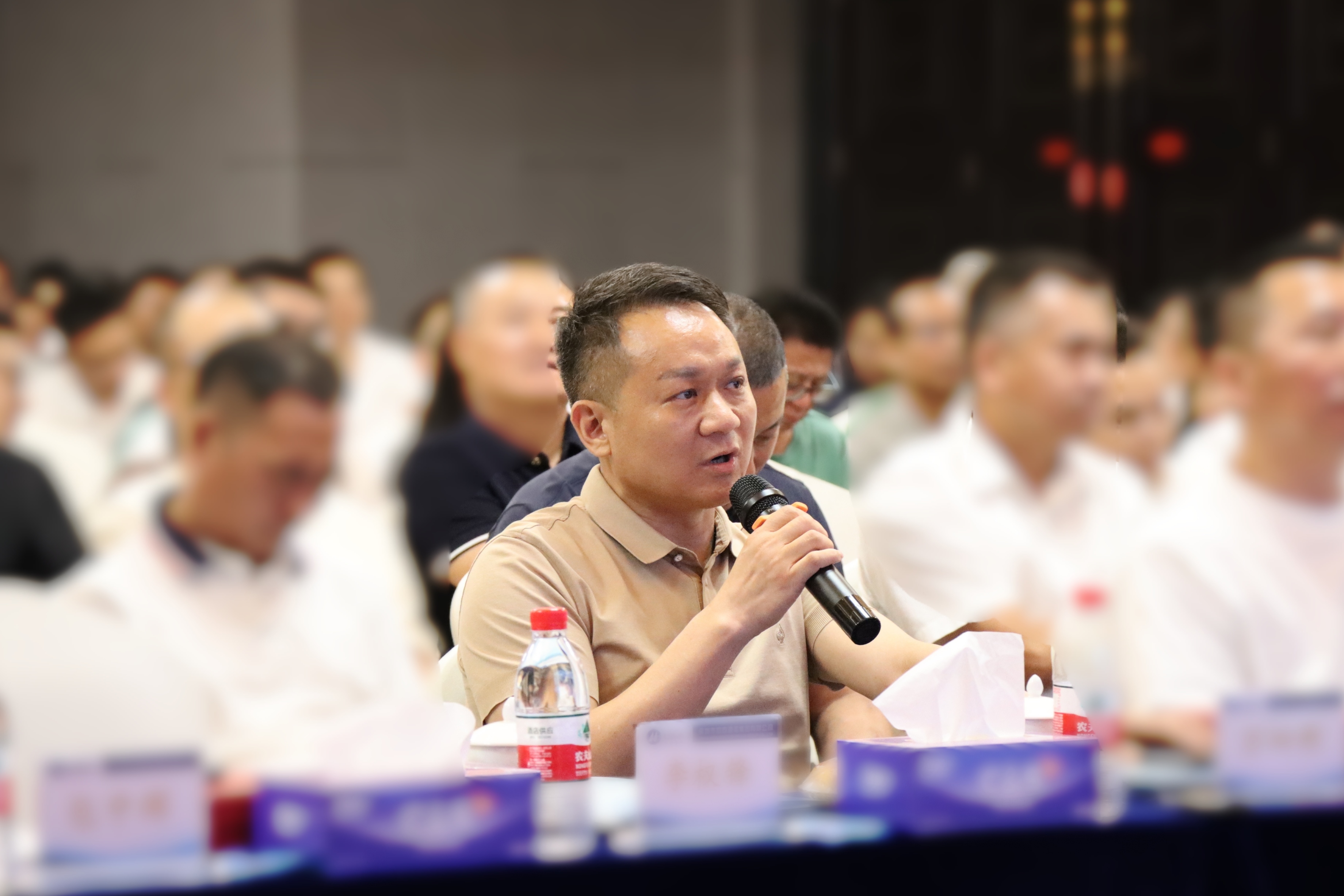 港創(chuàng)建材公司董事、總經(jīng)理萬(wàn)泗新發(fā)言.jpg