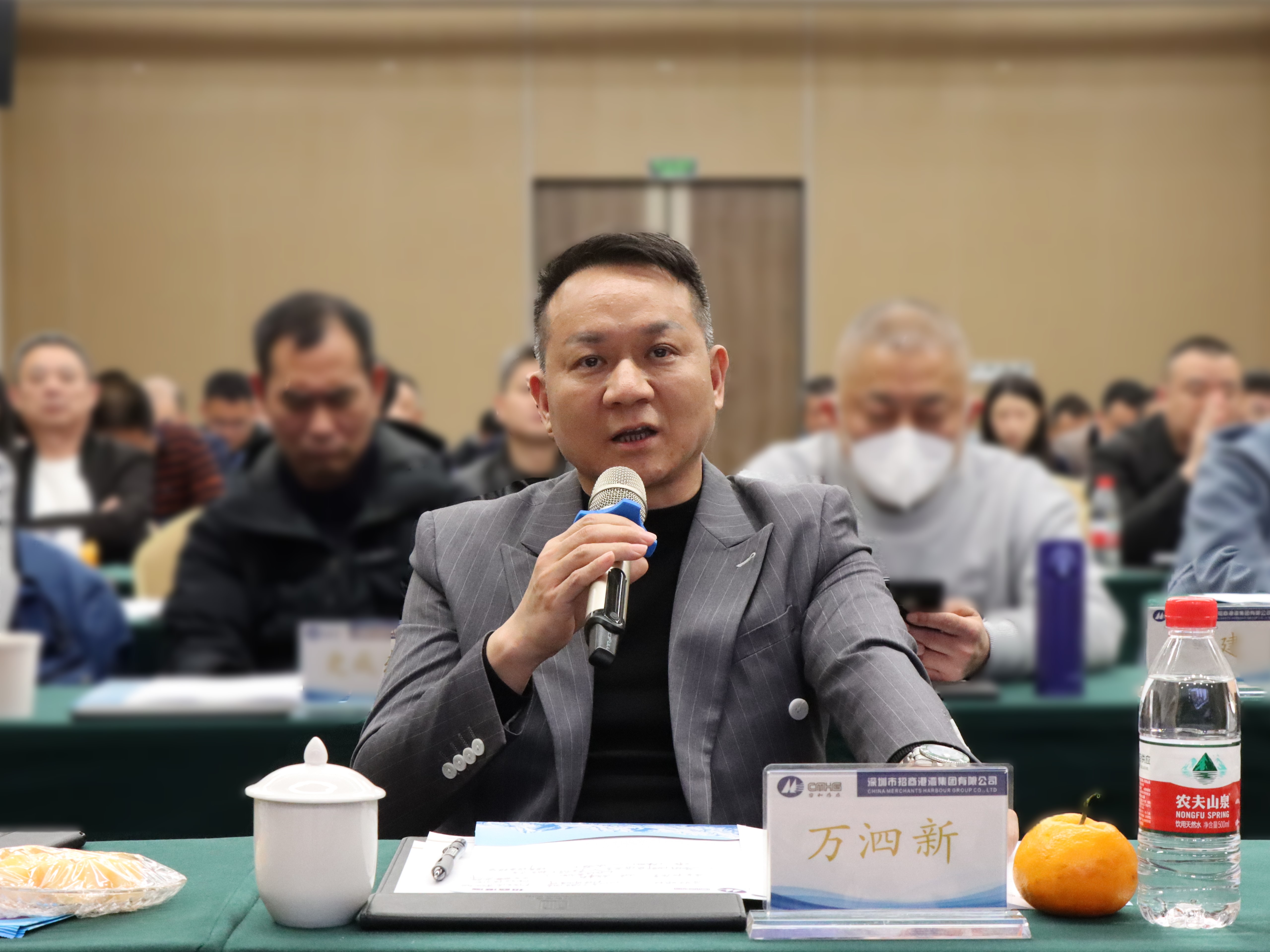 8.港創(chuàng)建材公司董事、總經(jīng)理萬泗新發(fā)言.JPG