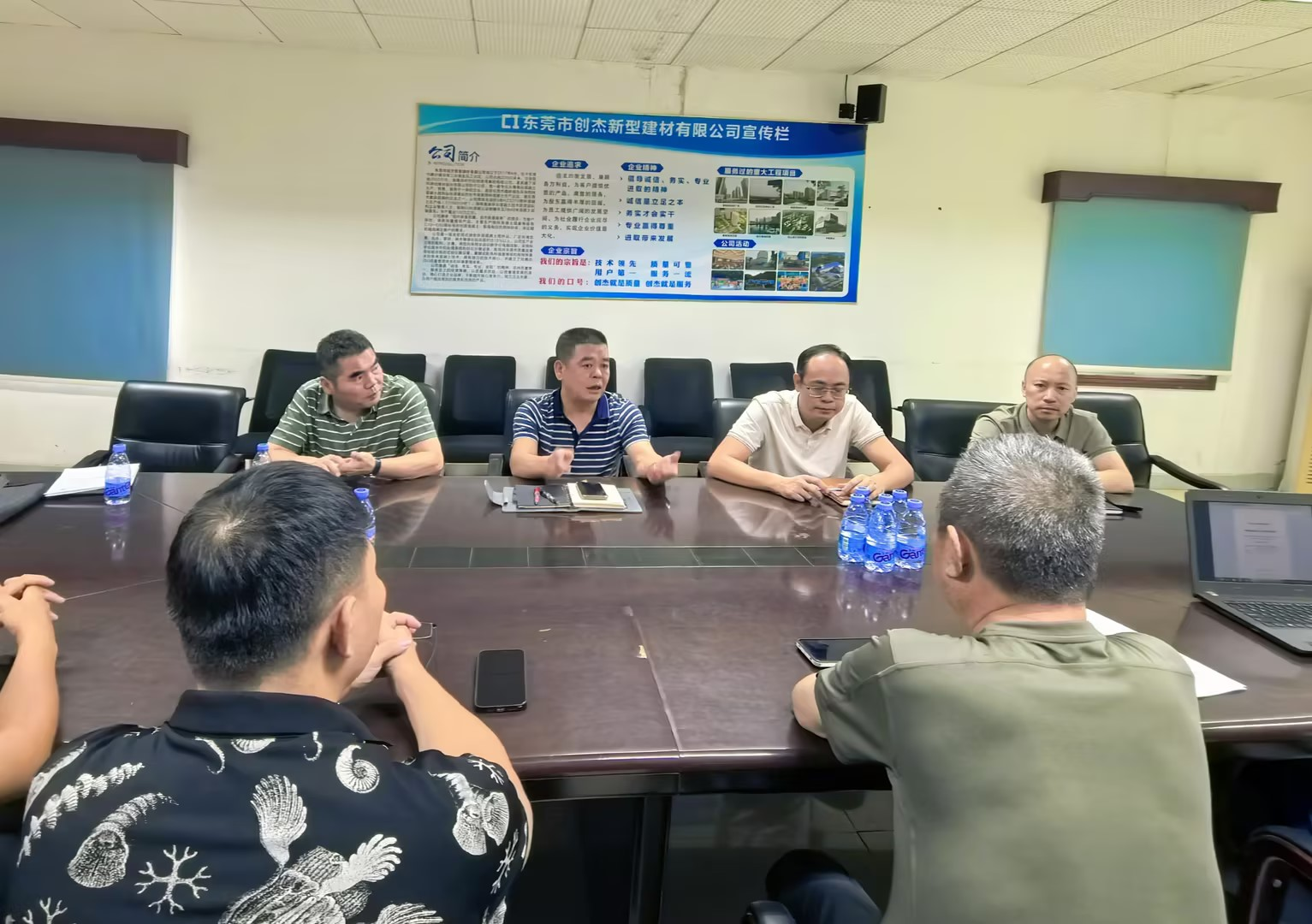 東莞市住房和城鄉(xiāng)建設(shè)局三級調(diào)研員雍春亭一行蒞臨東莞創(chuàng)杰建材公司指導(dǎo)工作